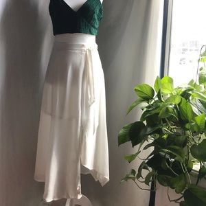 White mid symmetrical skirt with lining